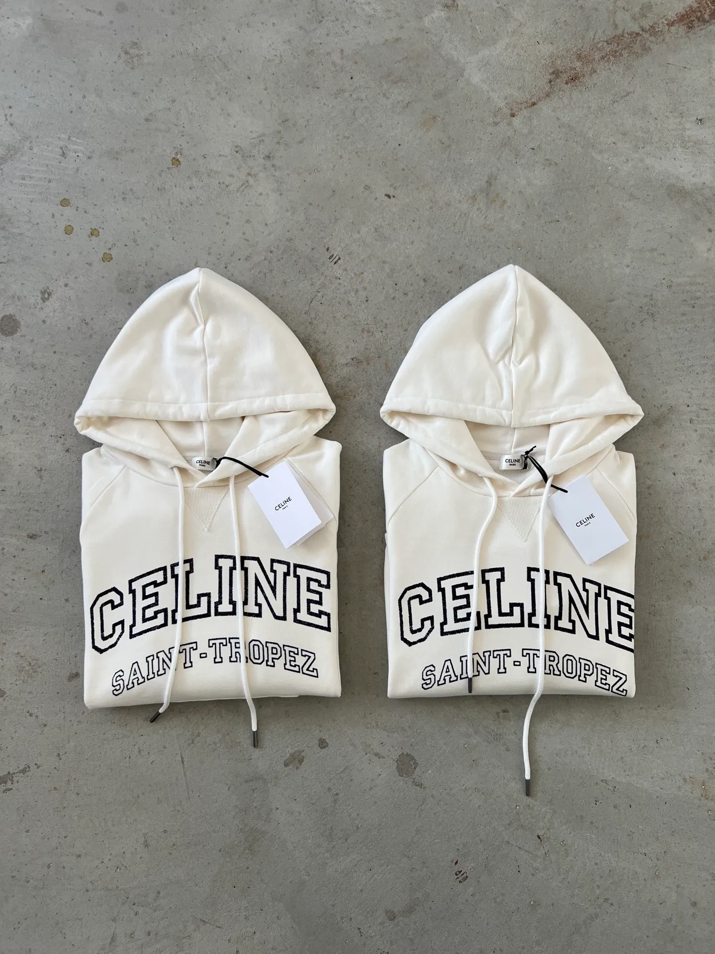 240💰 (women's style) Celine, a luxury brand from France, expresses the fashion industry's connection between culture and sports, represents a new lifestyle, and has won the favor of trendy high-end people with its excellent quality and outstanding style.  2025 new CELINE SAINT-TROPEZ resort-style sports and casual hooded sweatshirt, casual and loose tailoring, gender-neutral, very representative milky white color, inspired by Saint-Tropez, the famous seaside resort in southern France, promotes an exclusive cultural atmosphere, eye-catching and large CELINE word mother, below are the small letters SAINT-TROPEZ, which are all made of dark blue flocking technology. The letters are printed in a hollow shape and given an old and dilapidated effect. The retro atmosphere comes to the face, integrating nautical style and leisure vacation style, creating a hooded sweater that is both luxurious and trendy. 430g cotton terry, custom made in white, size SML 160cm or so, weight 80-100 jins S 165cm or so, weight 100-120 jins M 170cm or so, weight 120-140 jins L
